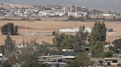 الخامسة في مكان 