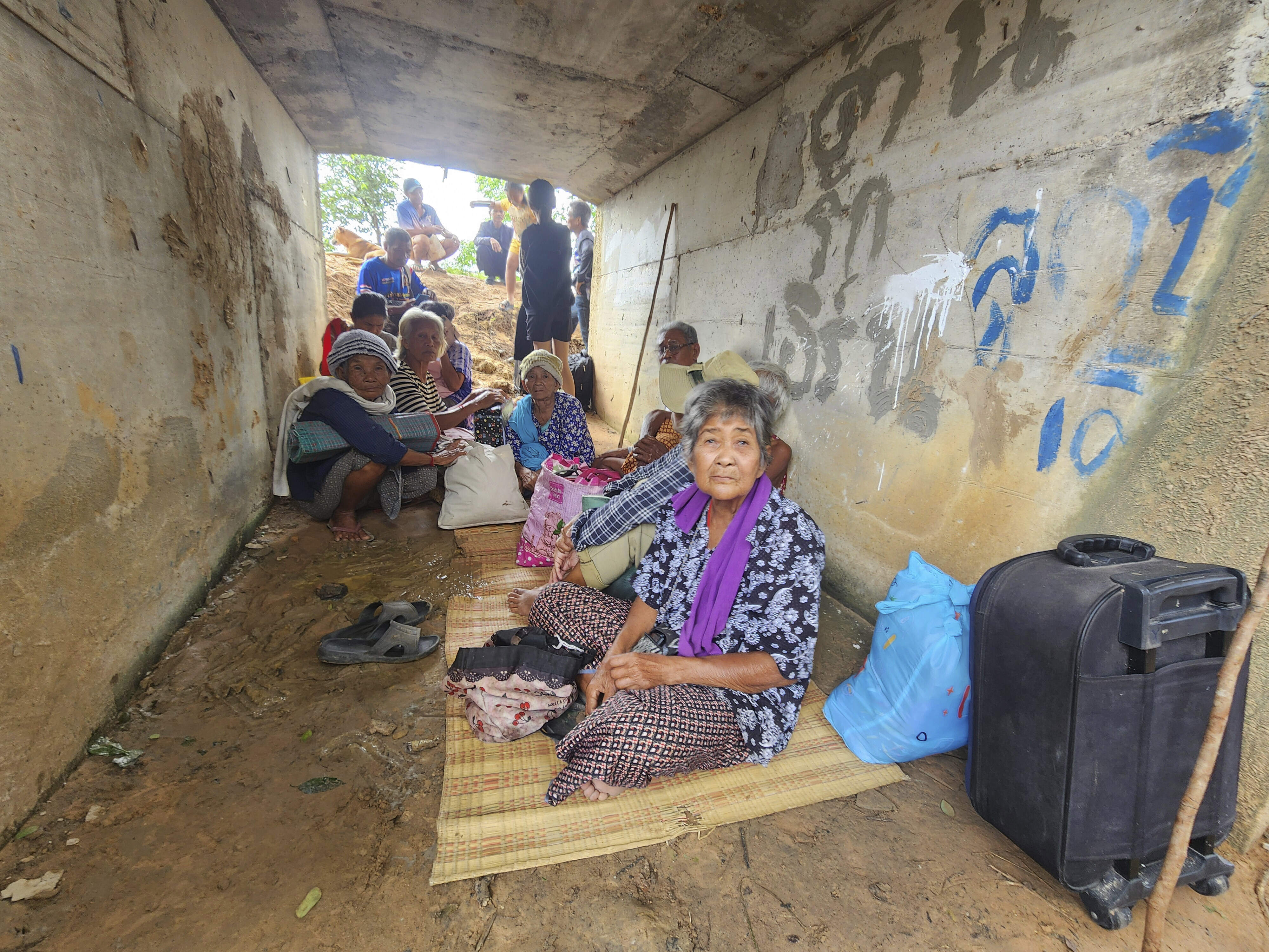 תאילנדים נמלטים מהעימותים בגבול עם קמבודיה