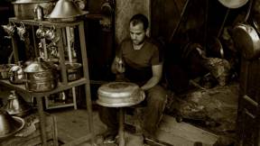 בעל מלאכה בשוק במרוקו