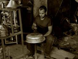 בעל מלאכה בשוק במרוקו