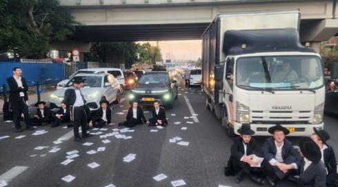 מפגינים מהפלג הירושלמי חוסמים את כביש גהה במחאה על חוק הגיוס
