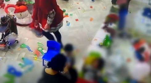 בעיטות, נשיכות והטחה לרצפה: תביעת ענק של ההורים נגד הגננת המתעללת ונגד המדינה