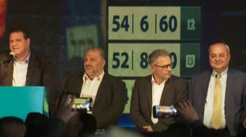 الخامسة في مكان