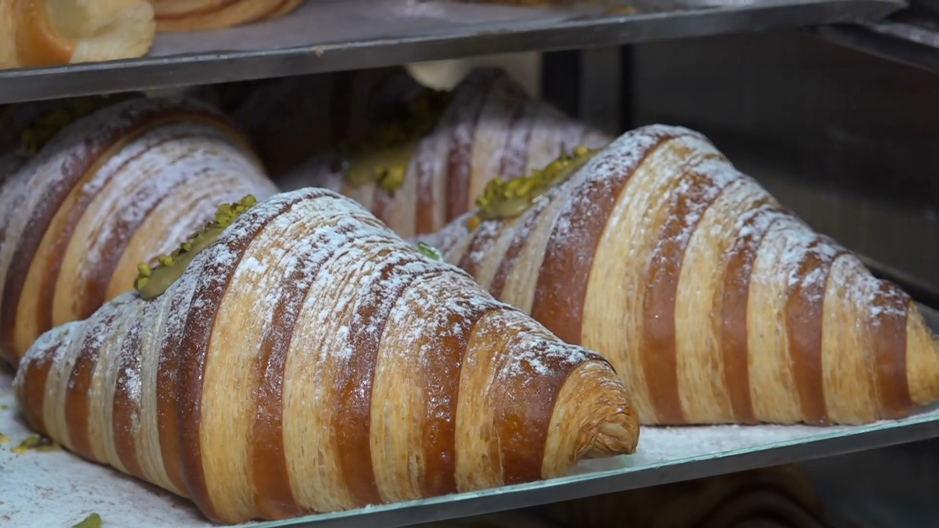 חשבתם שהוא צרפתי? המקור המפתיע של הקרואסון והמהפכה הישראלית
