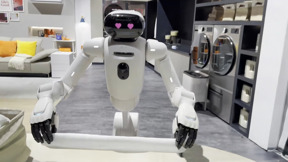 רובוט שמקפל כביסה ומכוניות עם AI: הצצה לטכנולוגיית העתיד