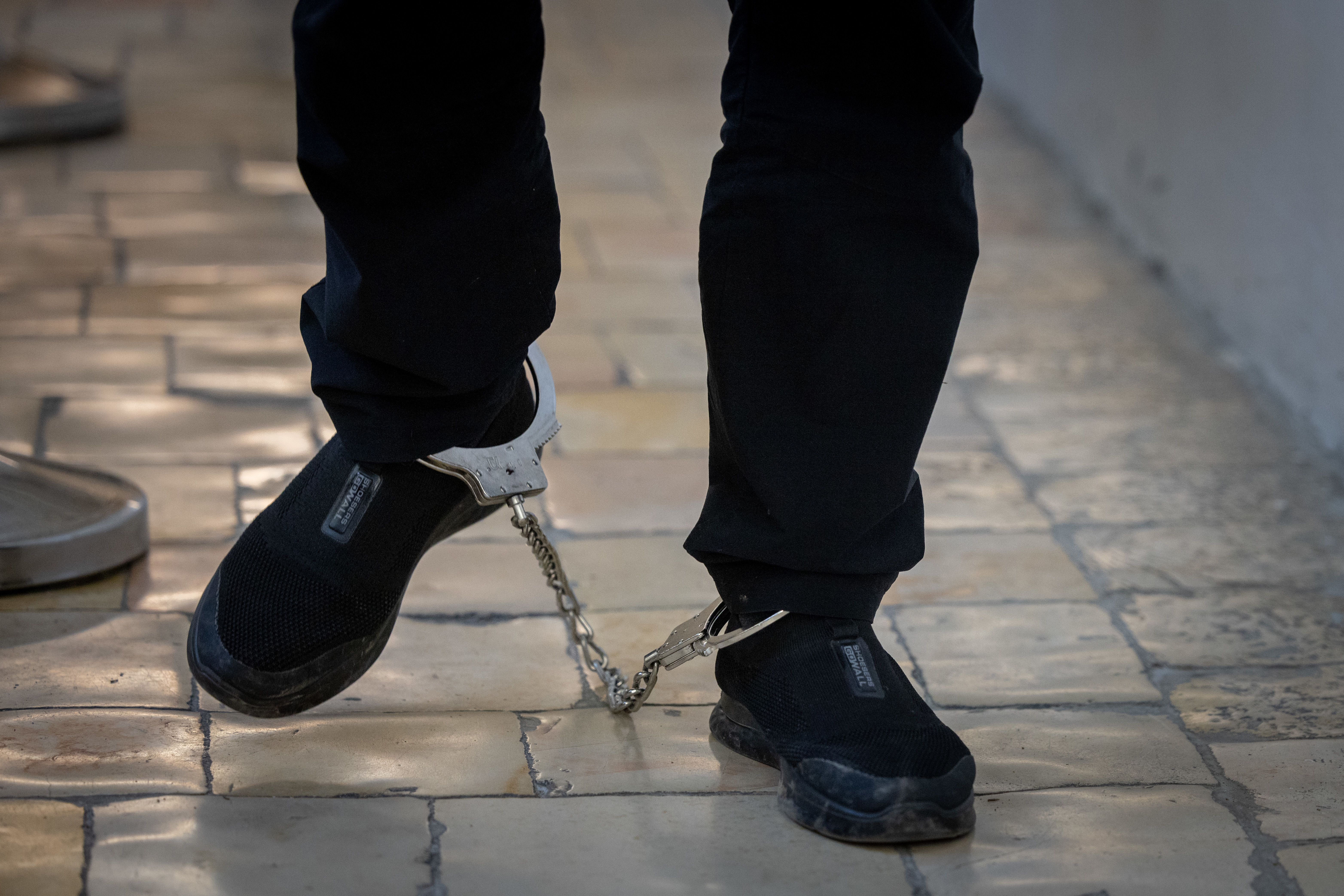 עצור באזיקים, אילוסטרציה