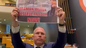 ארדן הניף שלט מחאה וסולק