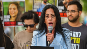 עינב צנגאוקר בהצהרת משפחות החטופים בת"א
