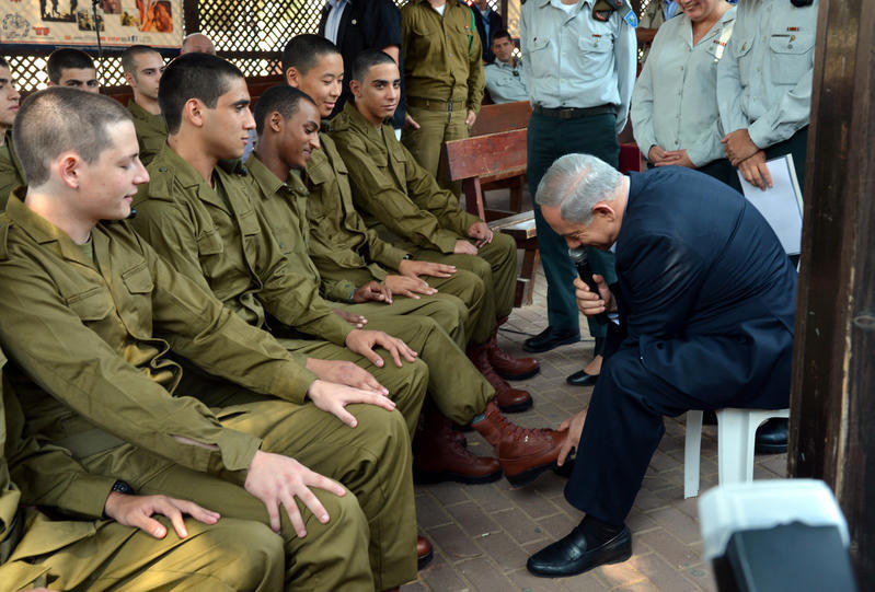 ראש הממשלה בנימין נתניהו עם מתגייסים בבקו"ם, ארכיון