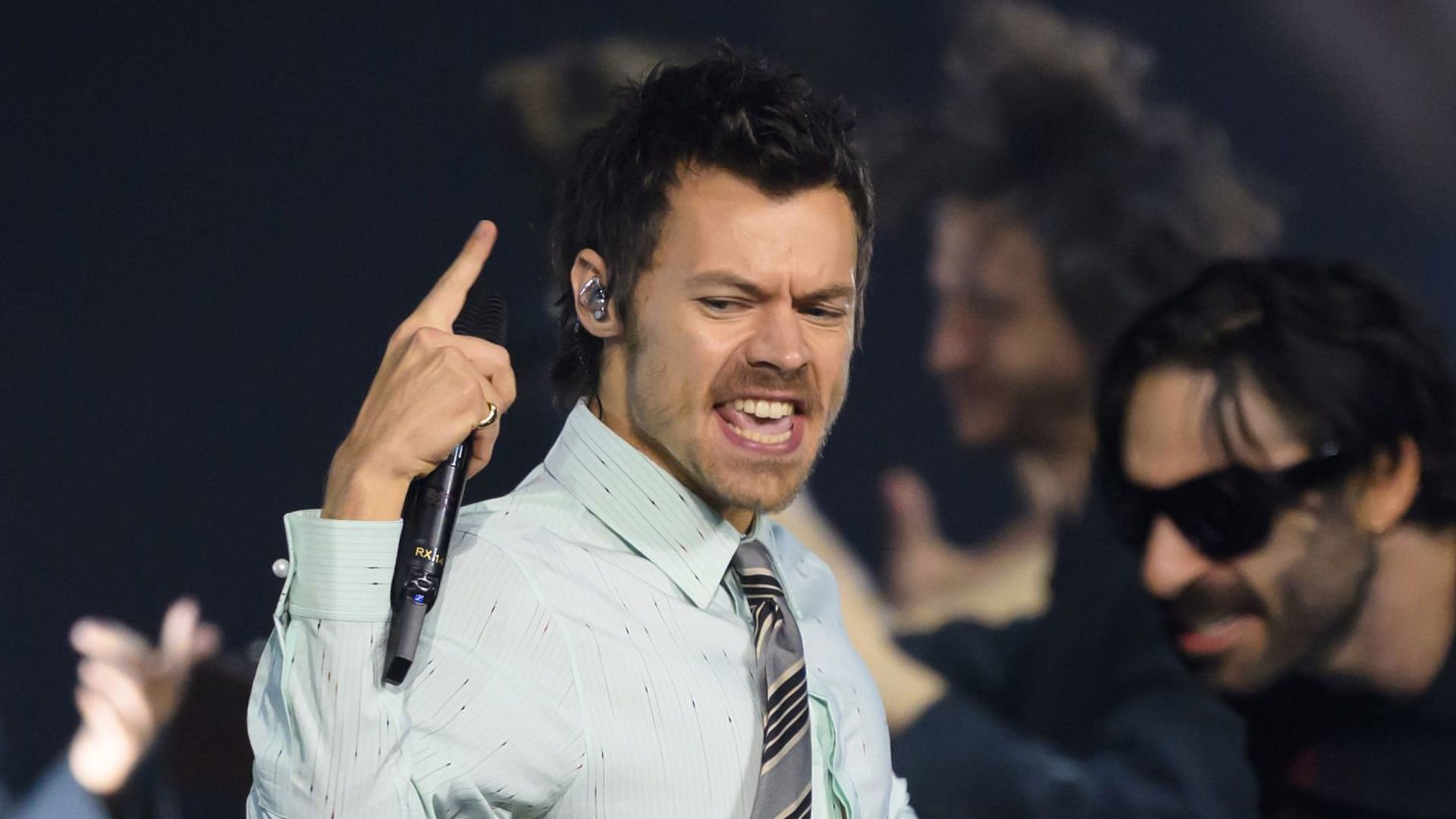 הארי סטיילס בטקס פרסי המוזיקה הבריטית, בסוף השבוע