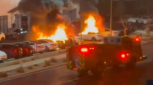 "נרדוף אחריכם ונמצא אתכם": המשטרה האמריקנית נאבקת בגל הצתות רכבי הטסלה