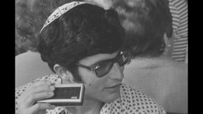 אנשים ברחוב שומעים את החדשות על חילוץ המטוס. 1976
