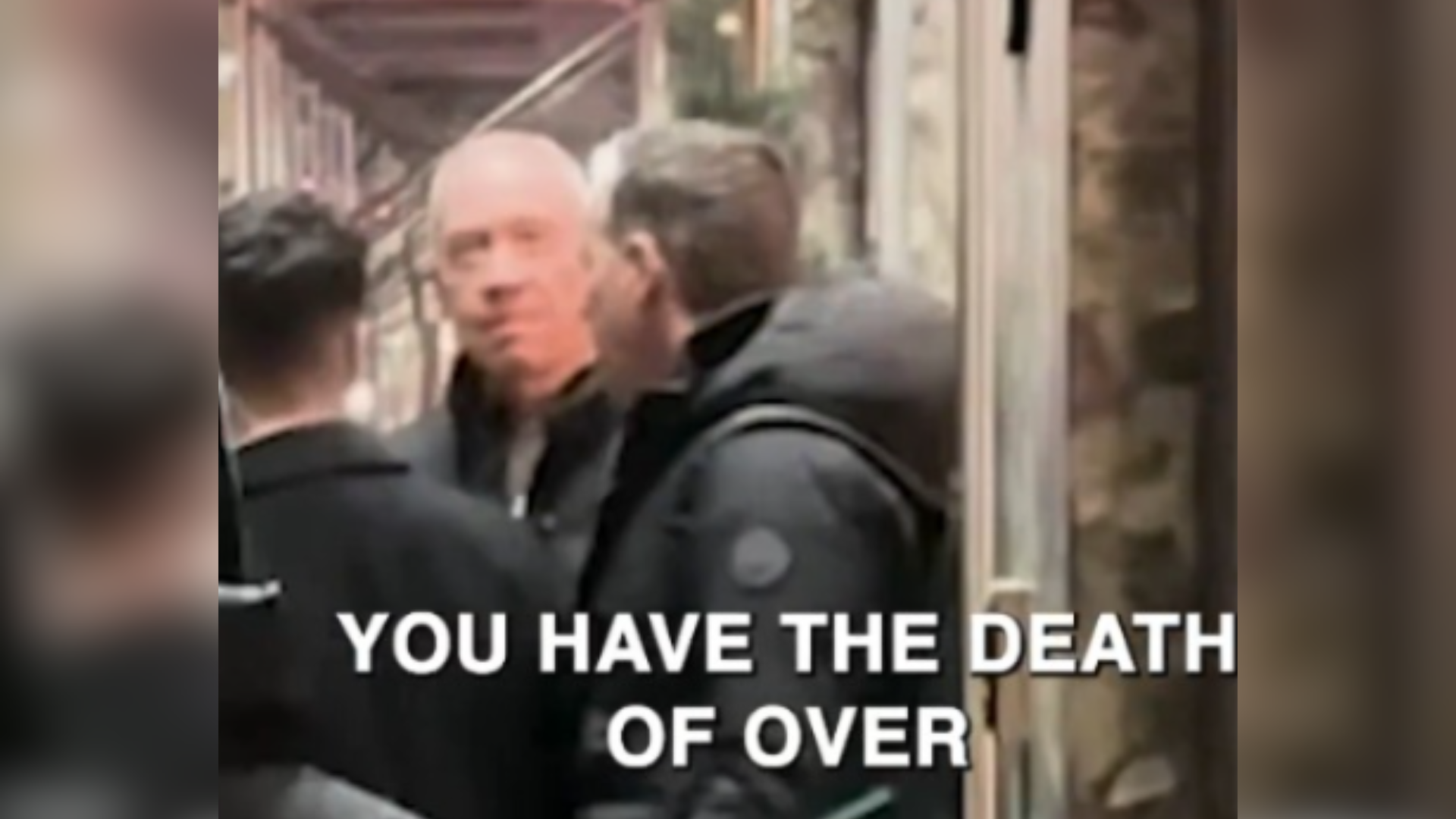 קטע מתוך תיעוד שהעלו מפגינים פרו-פלסטינים שמחו נגד גלנט בניו-יורק