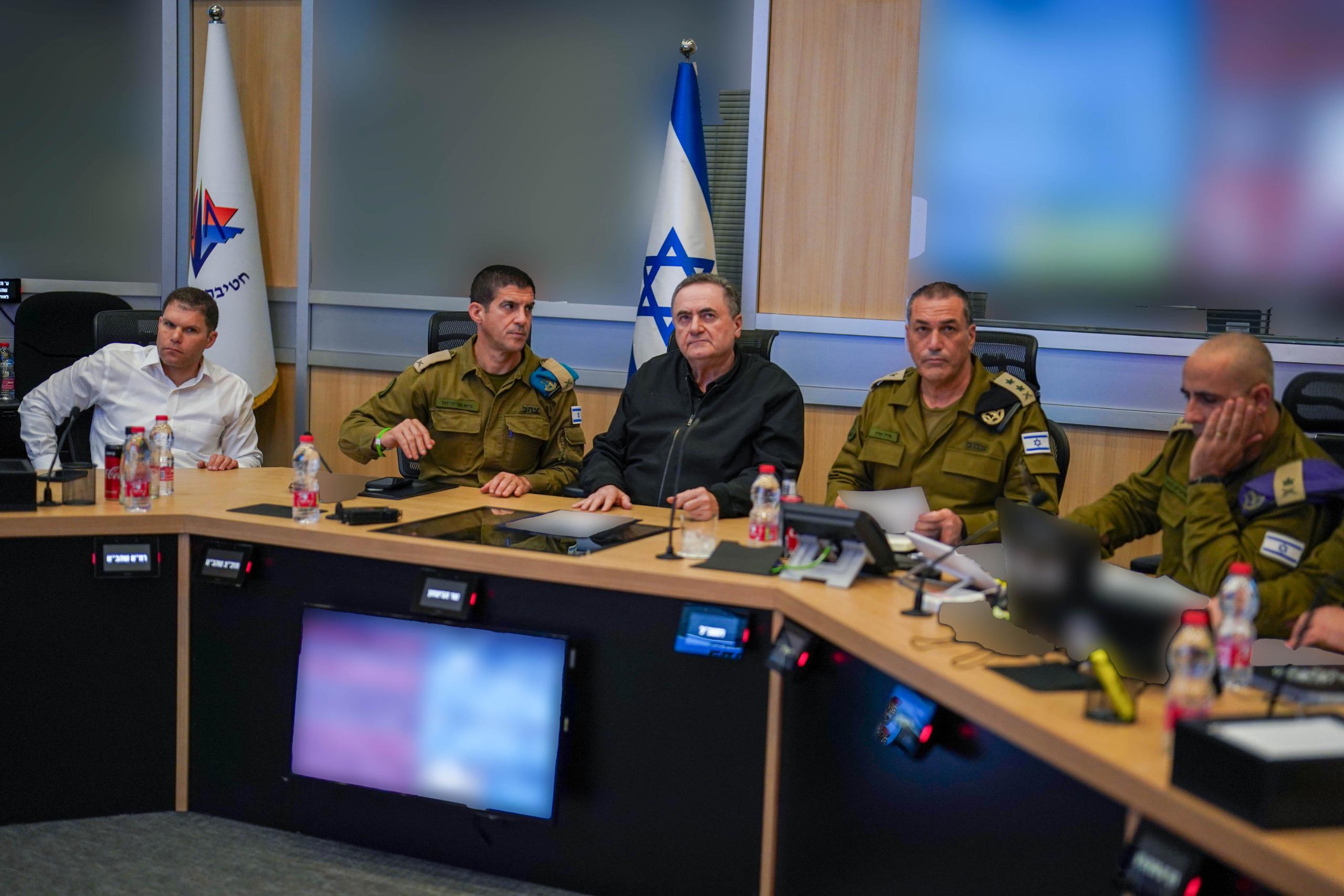 שר הביטחון ישראל כ"ץ בהערכת מצב בבור בקריה 