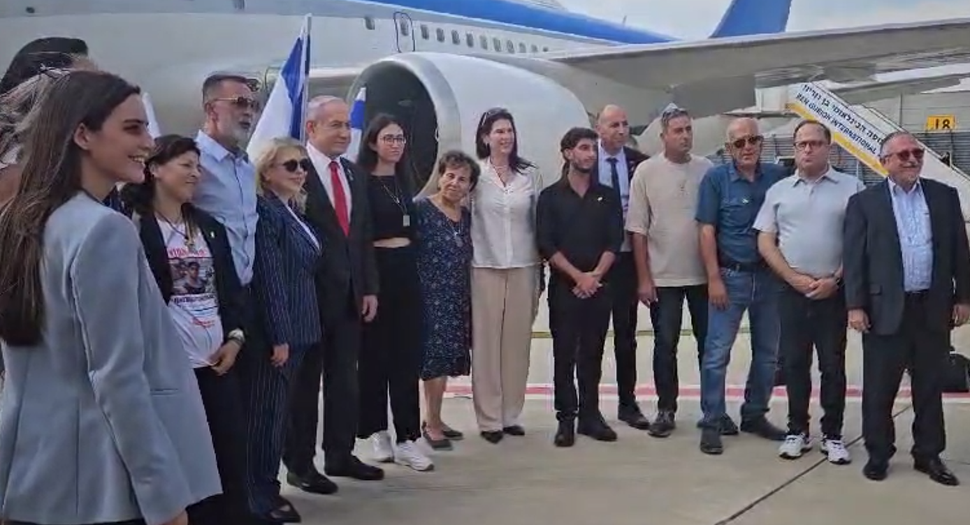 ראש הממשלה בנימין נתניהו ורעייתו שרה נתניהו עם משפחות חטופים, יולי 2024