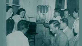 חברי קיבוץ עין החורש מאזינים לרדיו ב-1935