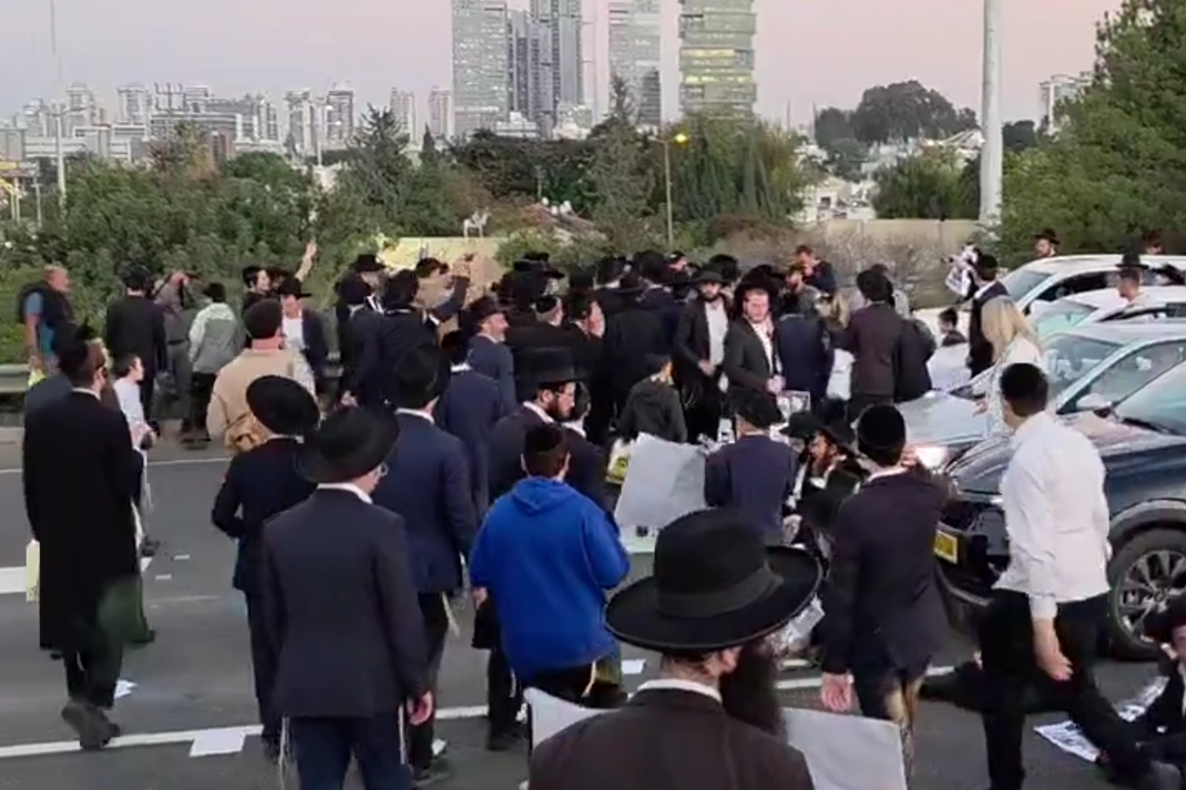 מפגינים חרדים מהפלג הירושלמי חוסמים את כביש 4 במחאה נגד הגיוס לצה"ל