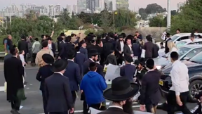 מפגינים חרדים מהפלג הירושלמי חוסמים את כביש 4 במחאה נגד הגיוס לצה"ל