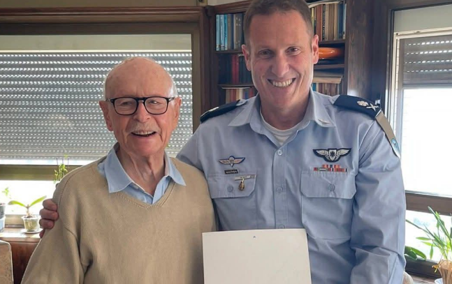 מפקד חיל האוויר לשעבר אלוף (בדימוס) דן טולקובסקי עם אלוף תומר בר