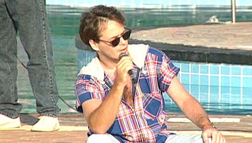 אדם בביצוע שיריו בפארק המים אשקלונה. 20.7.1994