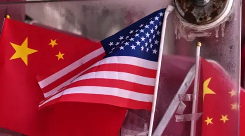 علم الصين والعلم الامريكي