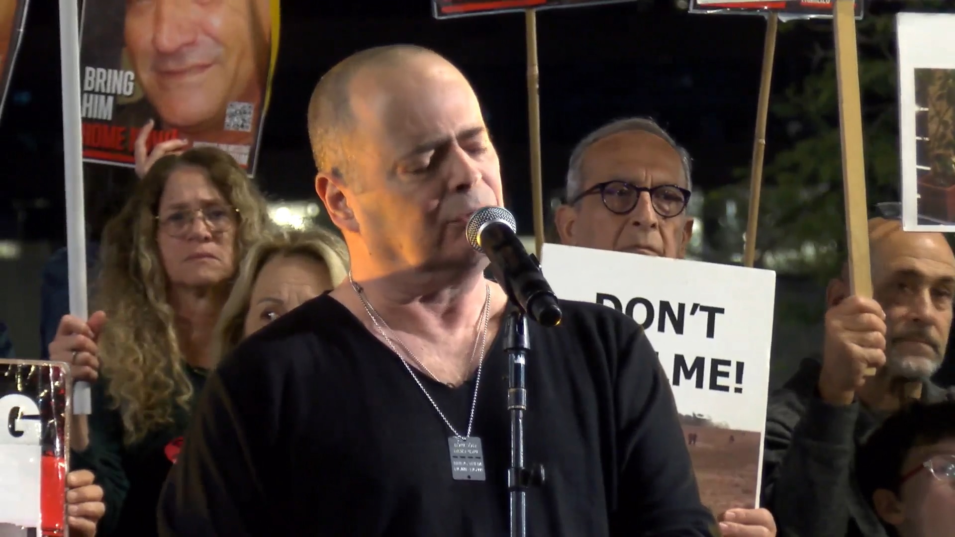 הזמר אדם בהופעה בכיכר החטופים בתל אביב, 06.01.24