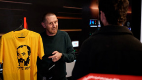 "שמאלנים בוגדים" נכנס? מבחן החולצות במגרשי הכדורגל