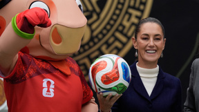 נשיאת מקסיקו קלאודיה שיינבאום מציגה את כדור המונדיאל 