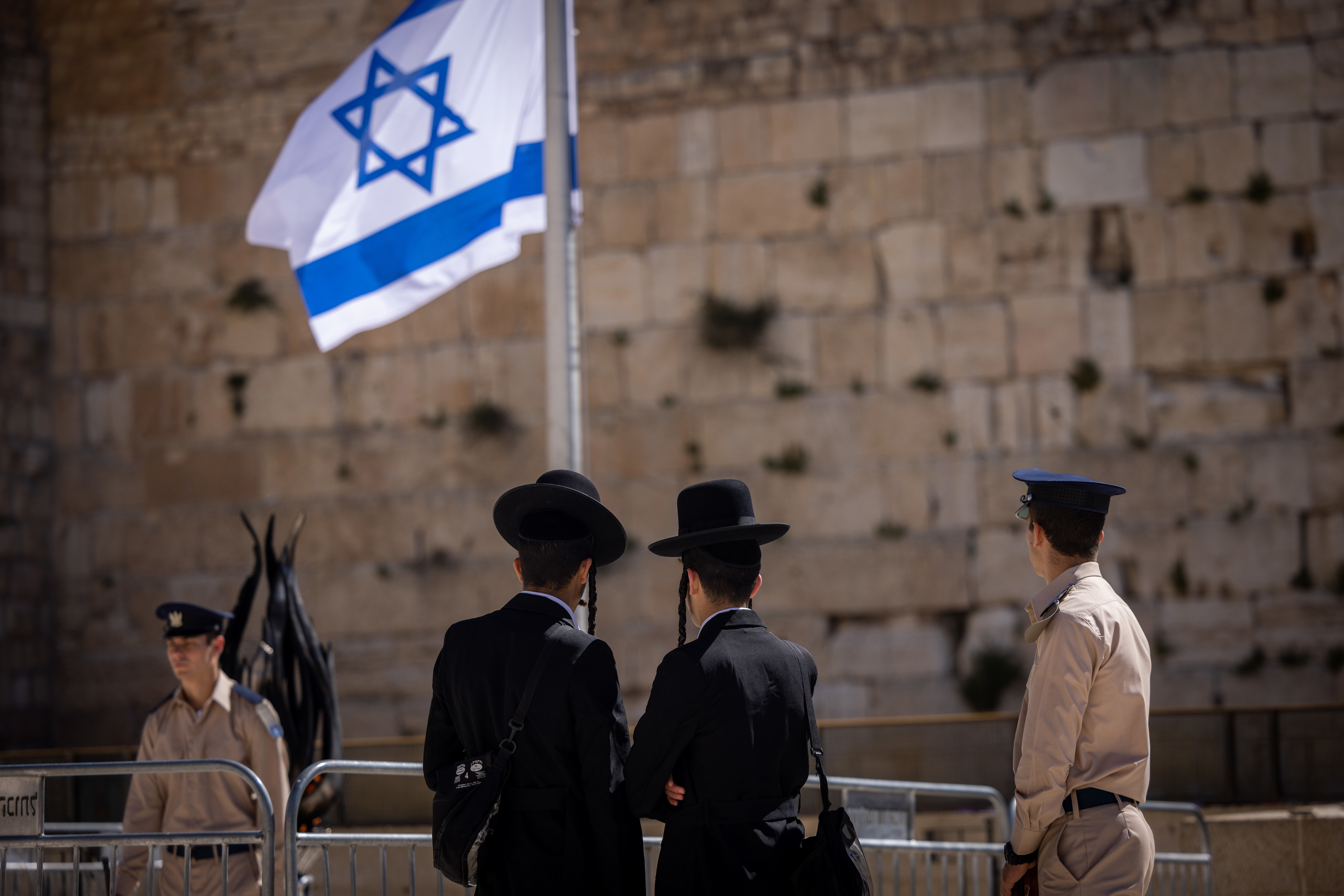 חרדים וחיילים בכותל המערבי