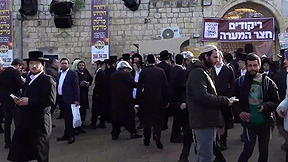 נכנסים דרך פרצות - בניגוד להנחיות ותחת איום הירי: אלפים בדרך להילולת מירון
