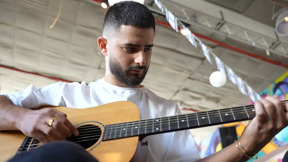 בגלל נטייתו המינית: מפגינים יצאו נגד ההופעה של עדן חסון - שהתייצב בגאווה