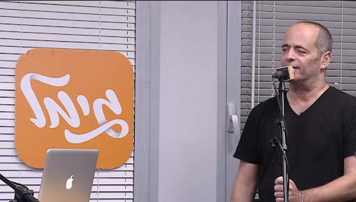 הזמר אדם בביצוע שיריו באולפן כאן גימל. 18.11.2018