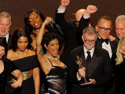 יוצרי וכוכבי הסרט "קרב רודף קרב" על במת טקס האוסקר, הלילה