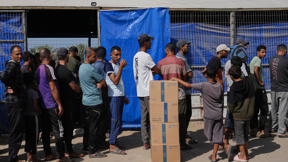 עזתים בתור לחלוקת מזון בחאן יונס, נובמבר 2025