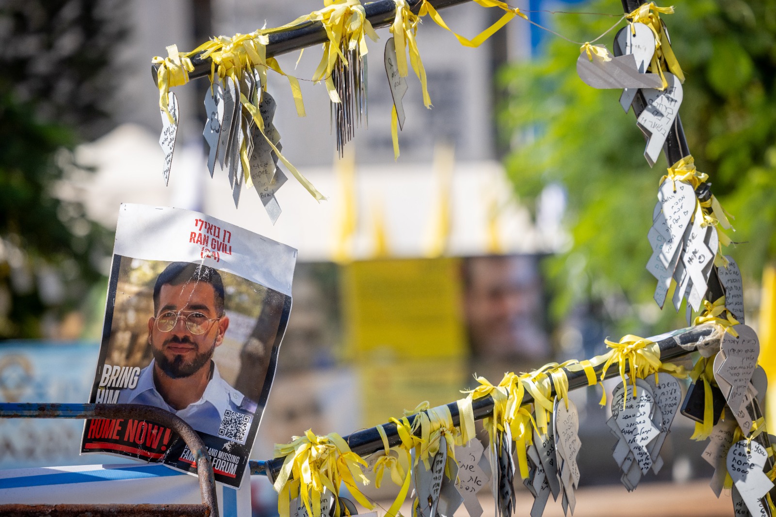 תמונתו של רן גואילי בכיכר החטופים