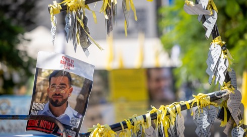 תמונתו של רן גואילי בכיכר החטופים