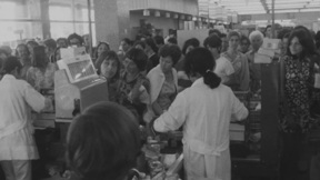 תושבי ירושלים עורכים קניות בהולות