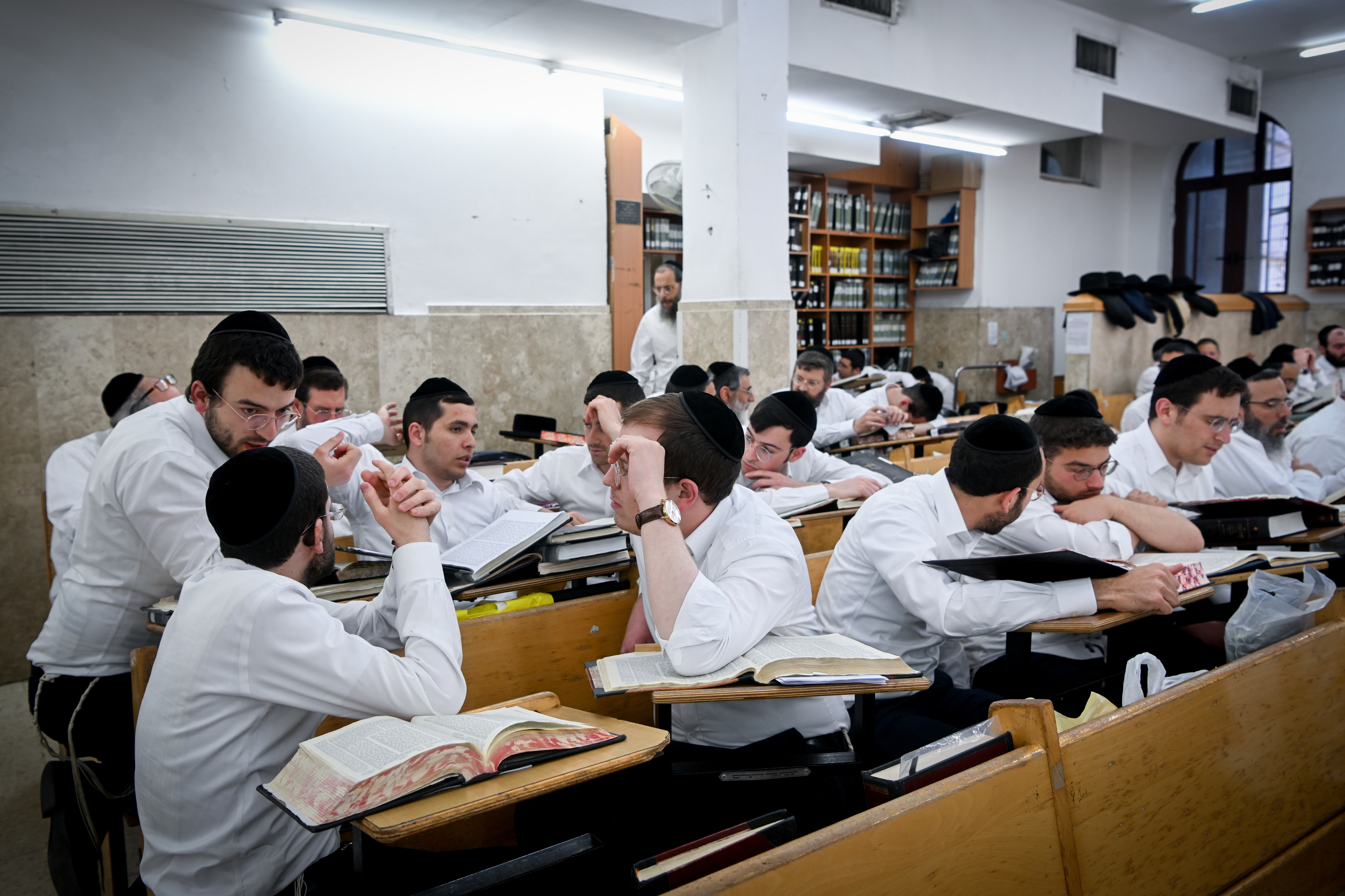 ישיבת מיר בשכונת מאה שערים בירושלים