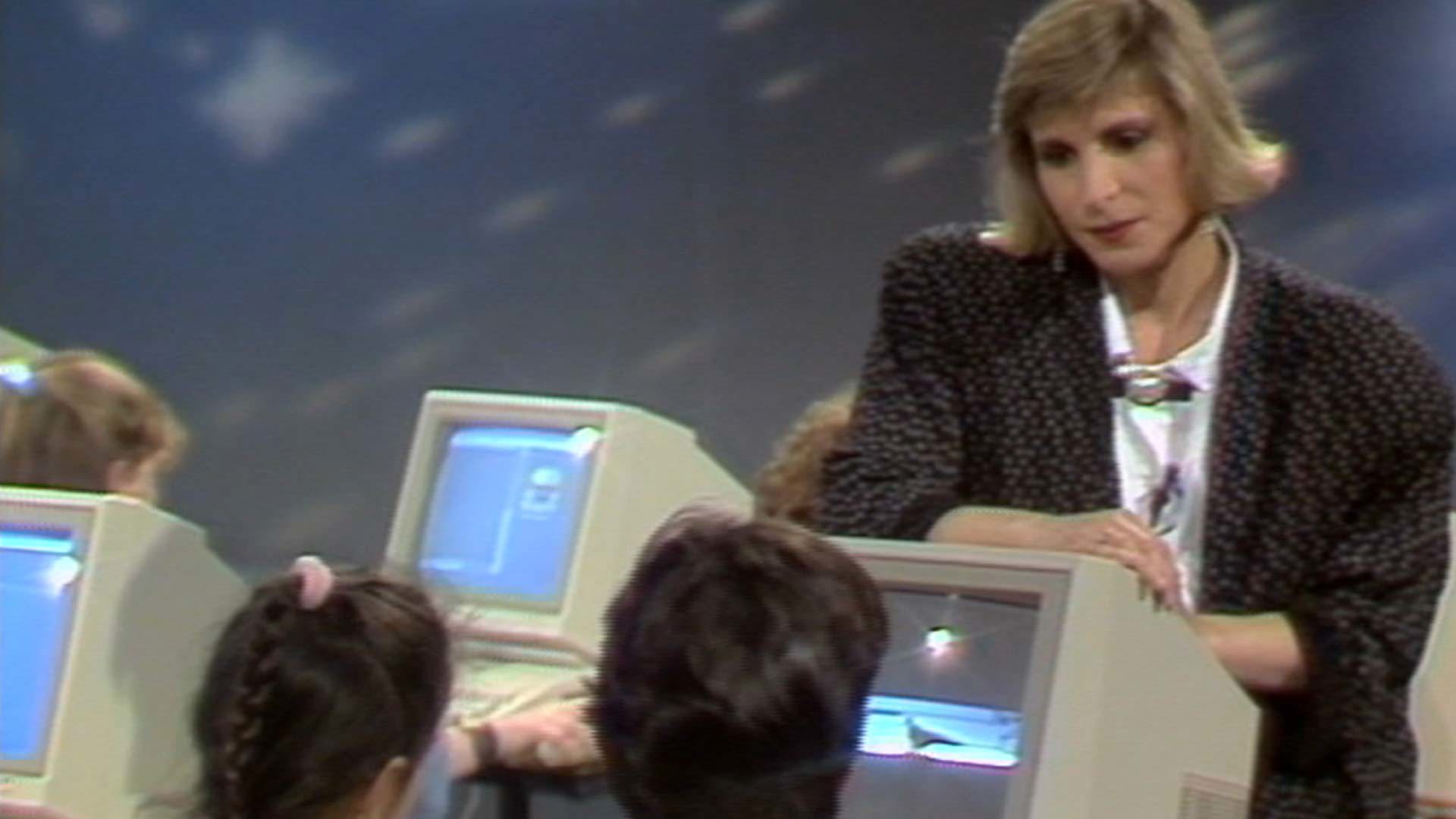 יעל דן מראיינת ילדים עם מחשבים