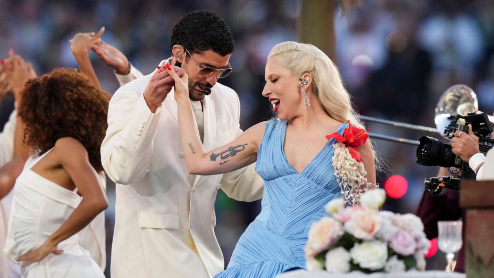 באד באני עם ליידי גאגא במופע המחצית של סופרבול 2026, הלילה