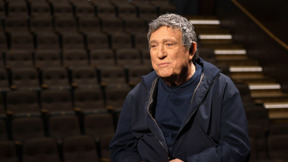 הנני כאן, כבר 85 שנה: יהורם גאון ממשיך לשיר, גם אם המדינה שינתה פניה