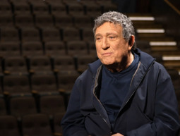 הנני כאן, כבר 85 שנה: יהורם גאון ממשיך לשיר, גם אם המדינה שינתה פניה