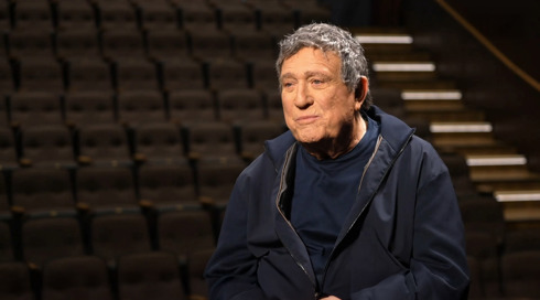 הנני כאן, כבר 85 שנה: יהורם גאון ממשיך לשיר, גם אם המדינה שינתה פניה