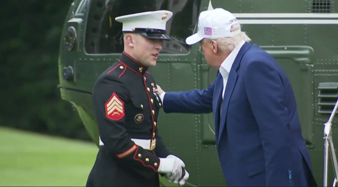 ترامب وجندي أمريكي