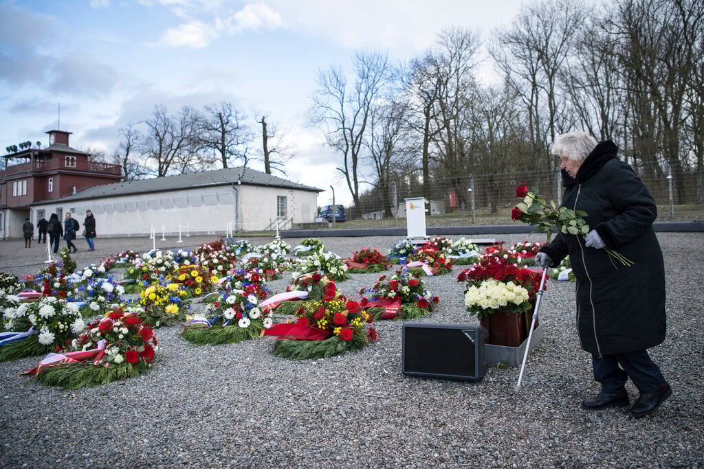 ניצולת מחנה הריכוז בוכנוואלד מניחה פרחים באתר ההנצחה ביום השנה ה-77 לשחרור המחנה