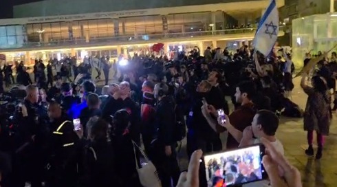 הפגנה נגד הממשלה והמלחמה בכיכר הבימה בתל אביב, 4.4.26