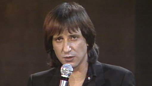 יגאל בשן בהופעה במועדון נובמבר ביפו. 5.8.1982