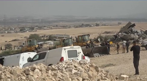 الخامسة في مكان