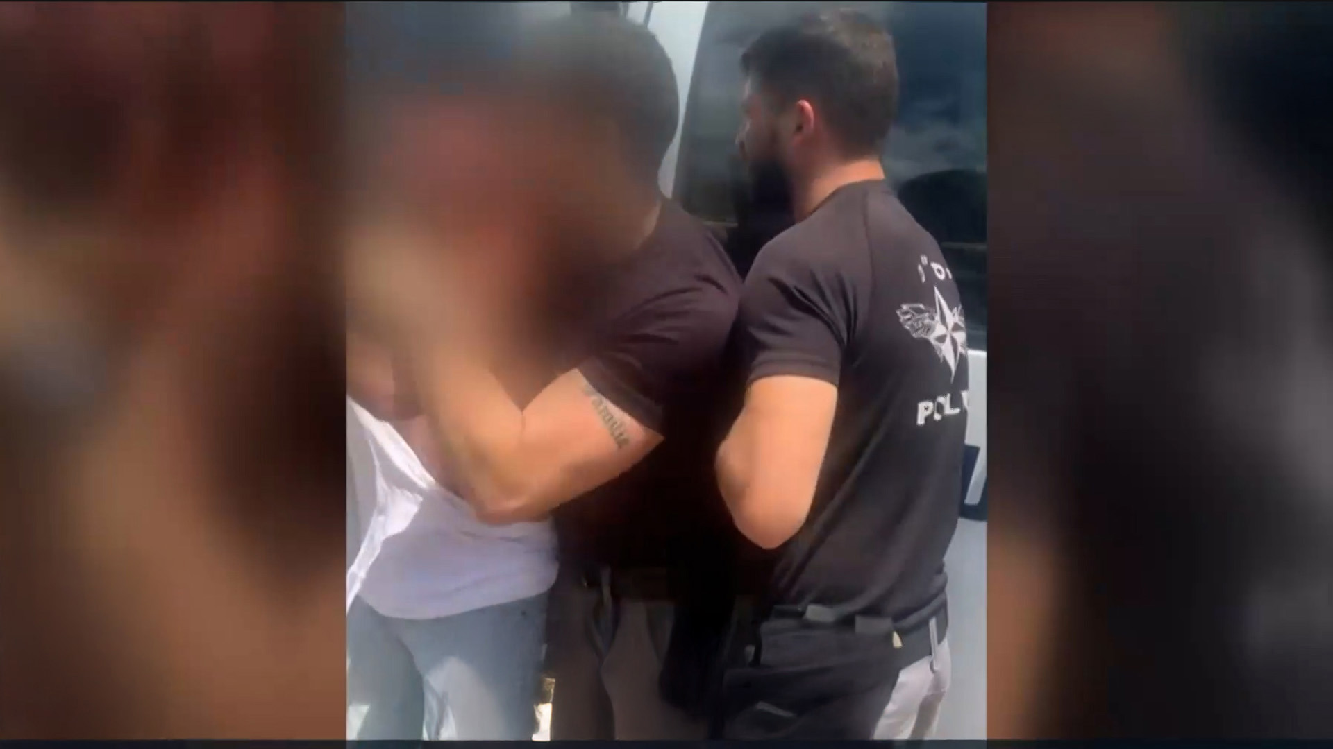 השוטרים המכים