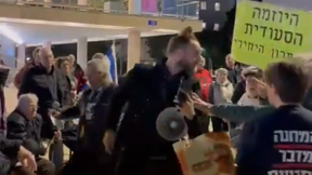 פעיל ימין עוכב לחקירה לאחר שריסס בגז פלפל מפגינים במחאה נגד הממשלה בכיכר הבימה